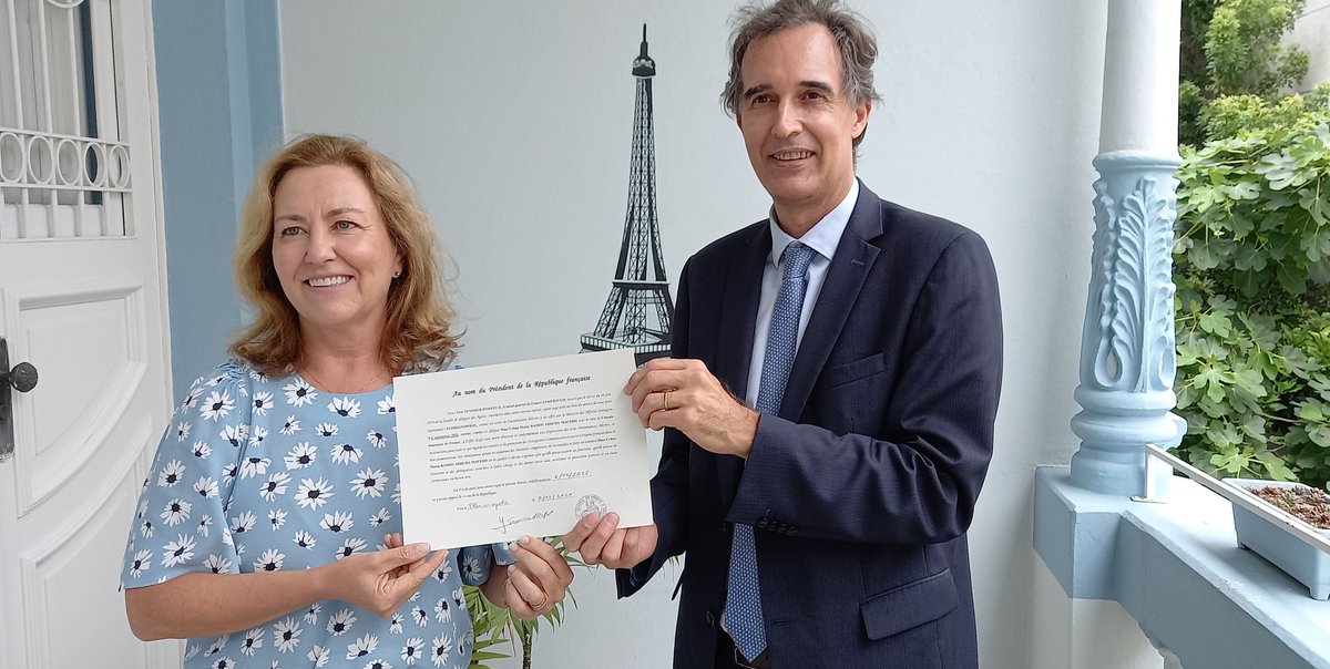 TeyssierdOrfeui's tweet photo. Très heureux d'avoir pu remettre aujourd'hui son brevet à Celina Macedo qui commence ainsi aujourd'hui sa mission de #consule #honoraire de 🇨🇵 à #Florianopolis. Parabéns ! Félicitations et meilleurs voeux pour ces nouvelles fonctions ! @scflorianopolis @GovSC https://t.co/3spzlJNuQj