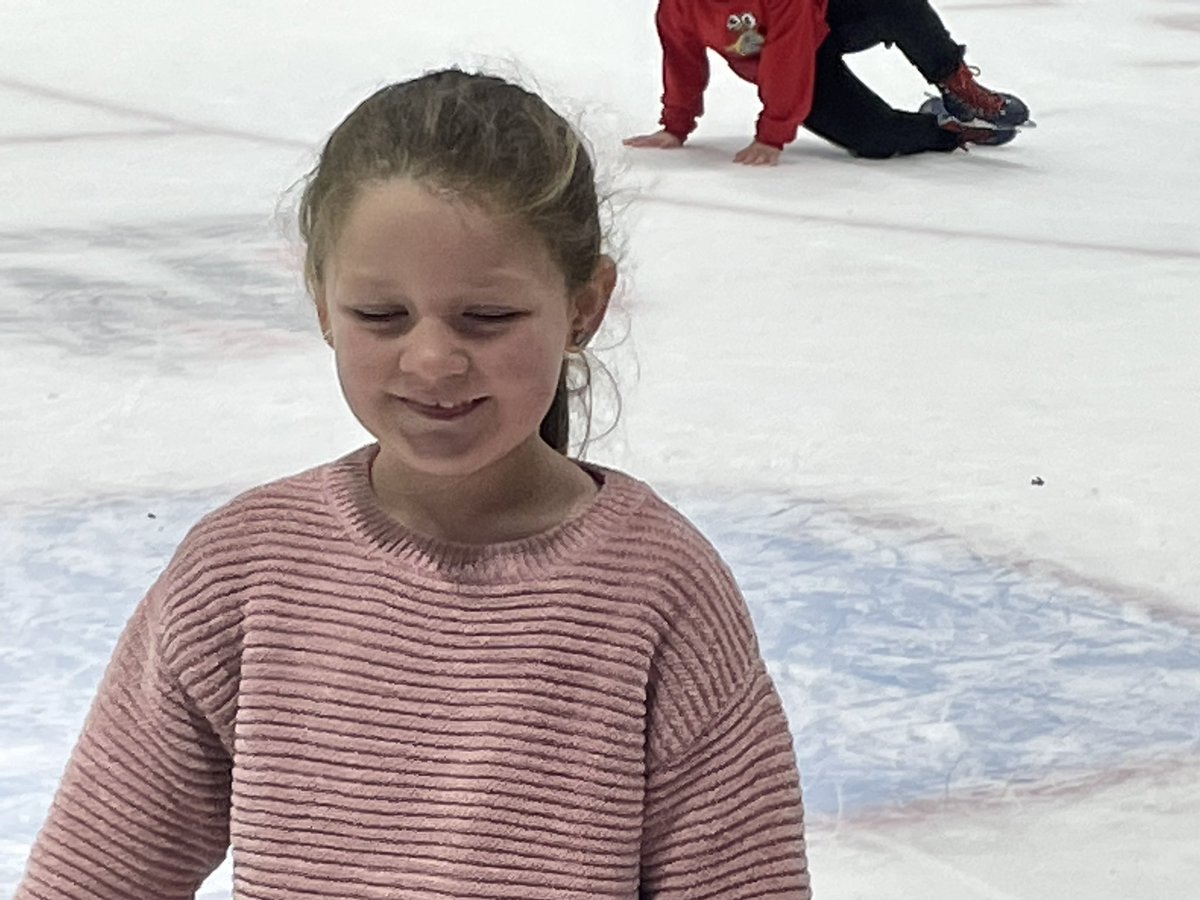 StClements_P5's tweet photo. P3 loving ice skating today! 1/2 @dundeeice https://t.co/ysRSjbtJ0p