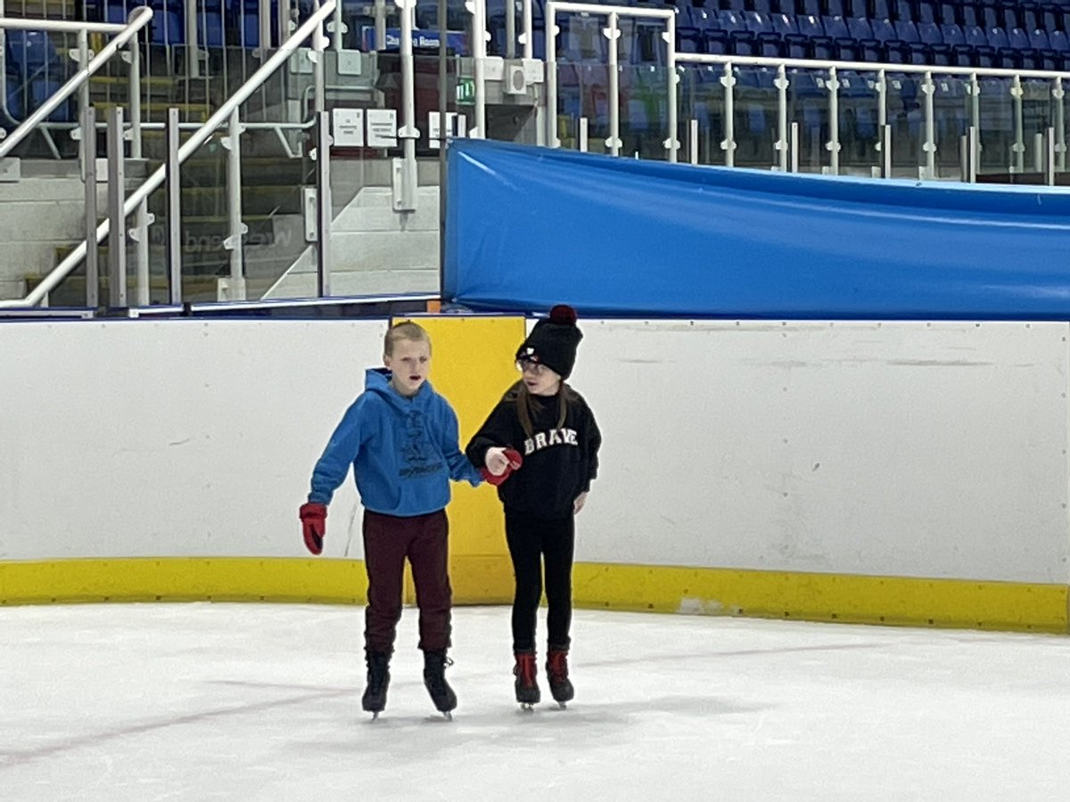 StClements_P5's tweet photo. P3 loving ice skating today! 1/2 @dundeeice https://t.co/ysRSjbtJ0p