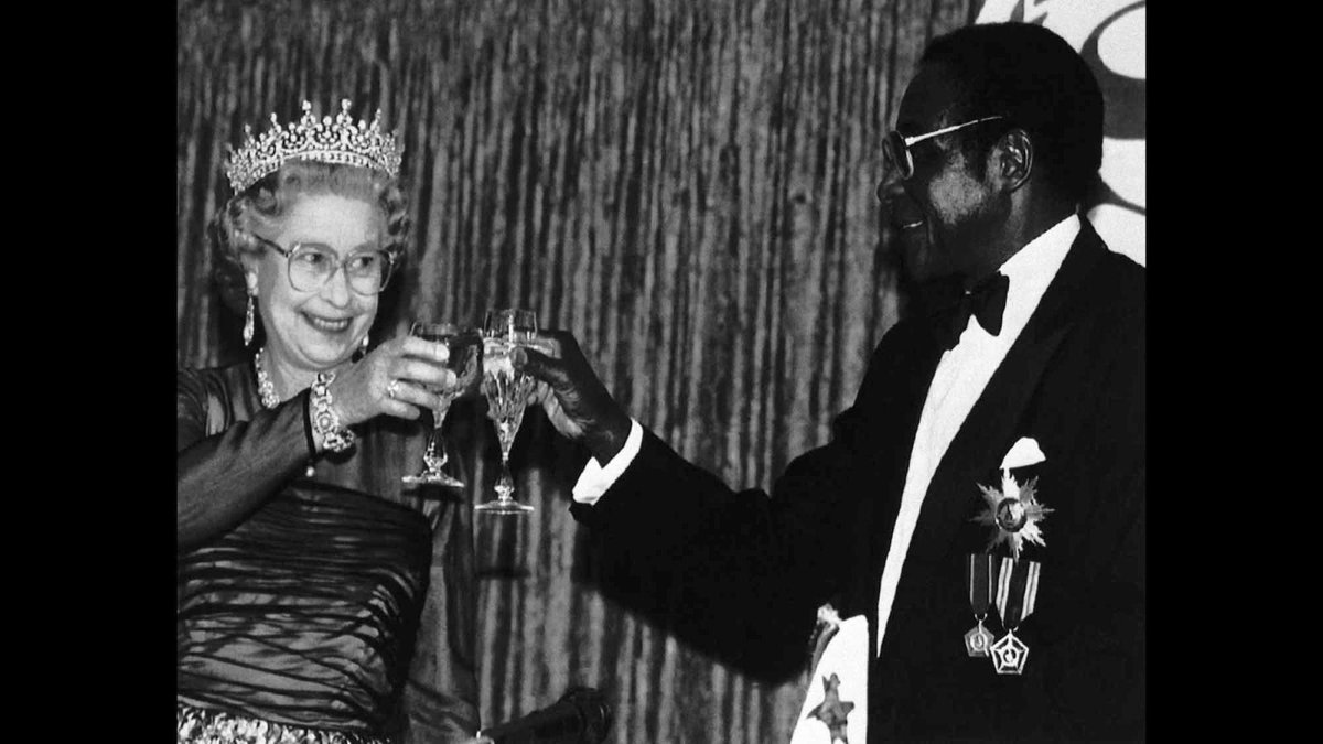 dictators_nft's tweet photo. “Theory &amp; History”:
Britain's Queen Elizabeth II toasts Mugabe during a banquet in the Queen's honor in Harare in October 1991. 
#history #photo #NFTs #QueenElizabeth #Mugabe https://t.co/KGMut38JW9