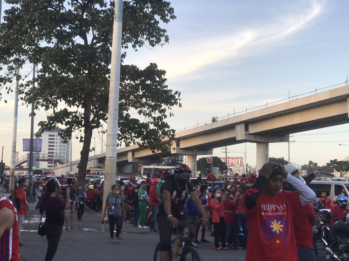 Duterterrific's tweet photo. ATM Uniteam BBM SARA Caravan QC β€οΈππ΅π #QCFORBBMSARA #QCforDefensor https://t.co/0ZW7Ynpdxx