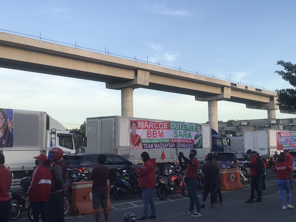 Duterterrific's tweet photo. ATM Uniteam BBM SARA Caravan QC β€οΈππ΅π #QCFORBBMSARA #QCforDefensor https://t.co/0ZW7Ynpdxx