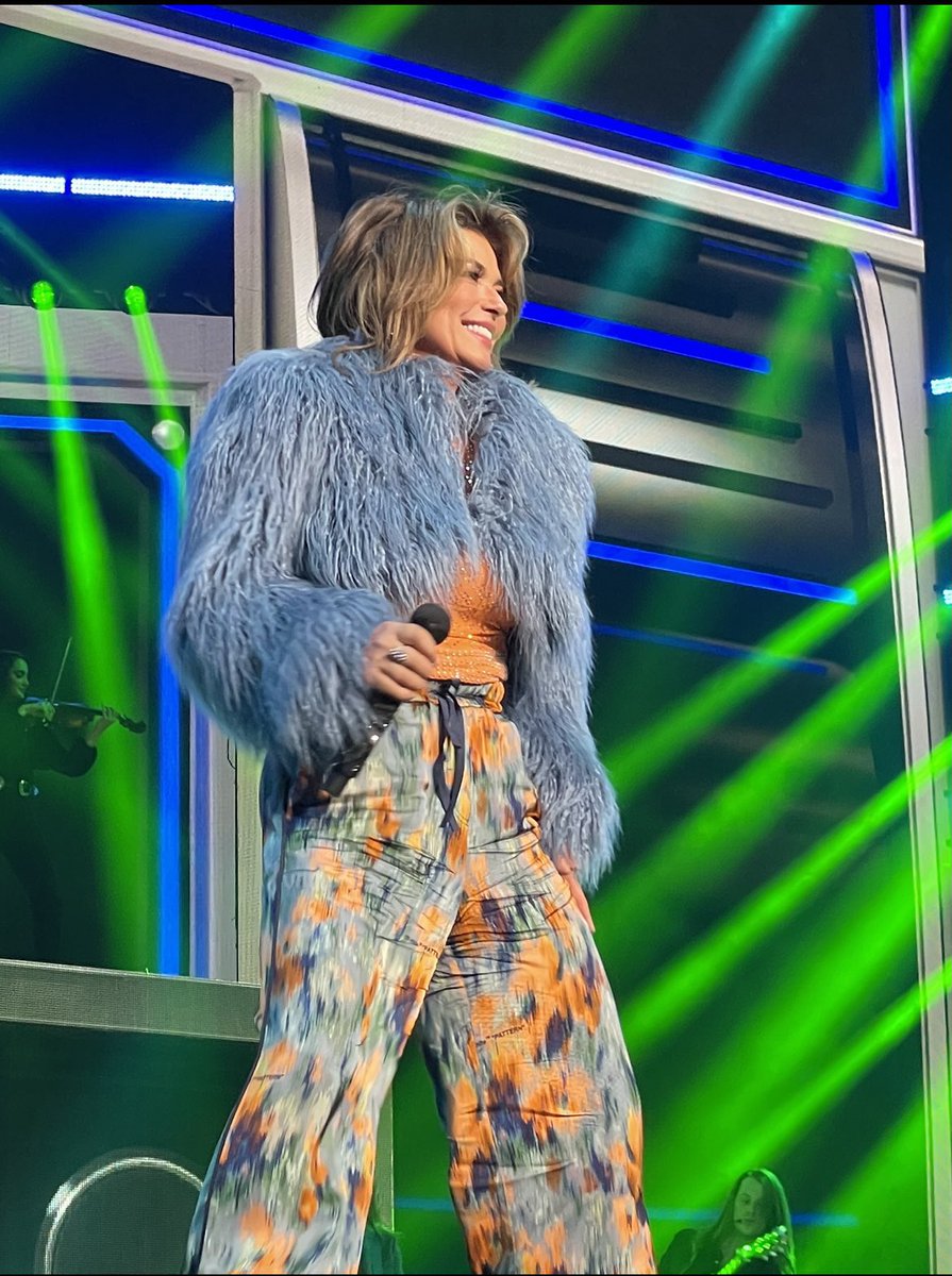 ShaniaTwain's tweet photo. I am having such a blast being back with you guys ❤️😘 Three shows down, three to go! #LetsGoVegas 
📷 @ShannonCaron5 https://t.co/8QJvYYT6Wv