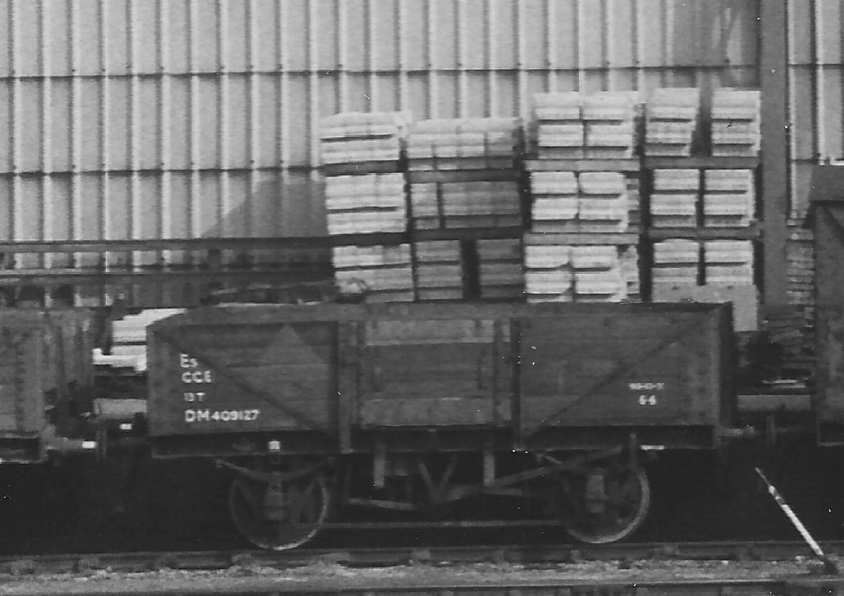 nudebeekeeping's tweet photo. @SalopianLyne @departmentals  Engineers (southern) 1968 Wimbledon showing the green Lozenge used to define such vehicles by SR https://t.co/Rm1tmTpzr1