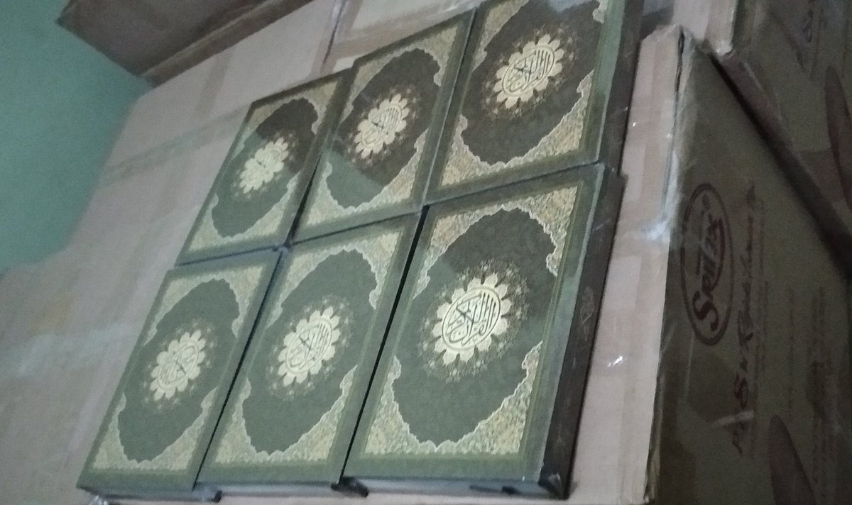 maman1965's tweet photo. Me-ngepak2 Al Quran, Alkitab, buku2 bacaan utk umum &amp; anak2, utk dikirim ke Manokwari, Siak, Mamasa, Kendari, Wonogiri, Sinjai, Lombok Timur.

Nuhun @JNE_ID yg gratiskan ongkos kirimnya.

5 org terpilih yg tahu ke-7 kota itu terletak di propinsi mana, akan sy kirimkan @ 3 buku. https://t.co/e9Hrg20qAB
