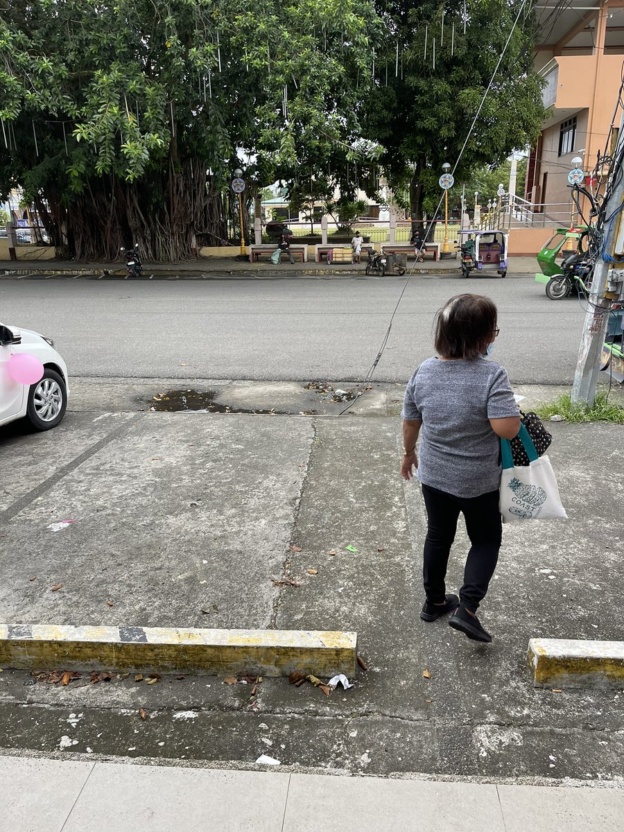 Nangangampanya ako wearing Leni’s shirt. Bigla nlg nagrequest sa akin si Ma’am. Nagpatulong magpawithdraw. Iba talaga kpag Kakampink. Walang trust issues.😅