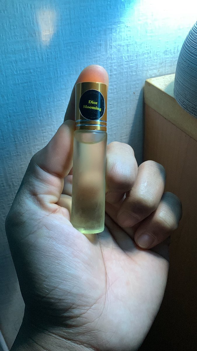 ប្រេងក្រអូប Dior 🥰 សំរាប់បងប្អូនដែលគាត់ចូលចិត្តក្លិនក្រអូប ទាក់ទាញ រោលរាល😘 អាចយកទៅប្រើបាន មានច្រើនក្លិន (សុិចសុី ស្រាល ផ្អែម) ក្រអូបបានយូរ☺️ 👉🏻📩នៅកូរ៉េ