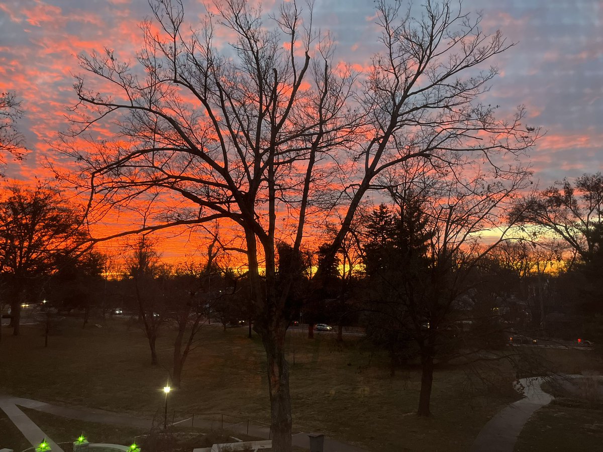 jlim_shms's tweet photo. Taking time to enjoy this gift of a beautiful sunrise this morning outside my classroom window! #SHMS https://t.co/RG0zIx2zfG