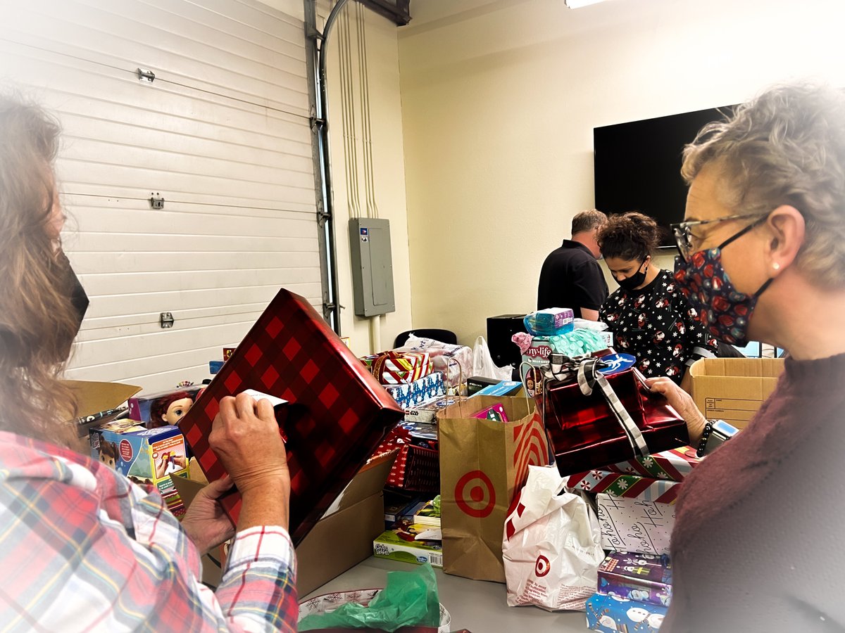 🎄Santa's on His Way!!!🎄
Center Directors for La Mariposa and Embudo Cluster came over to the YDI Main Office today to collect the toy donations for distribution to the kids!!!
#givingtree #toys #toysforkids #newmexicokids #merrychristmas #newmexicotrue #ydinonprofit