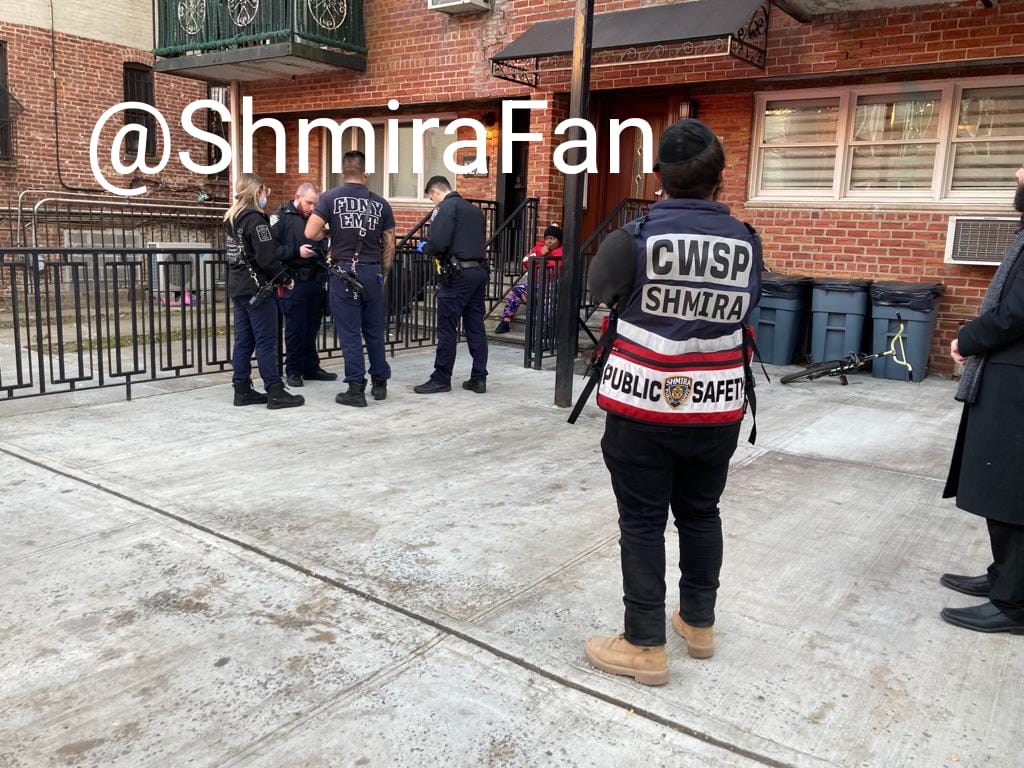 ShmiraFan's tweet photo. Great job by the Boro Park Shmira volunteers in #TeamWork with the @NYPD66Pct officers, who through the @CitizenAppNYC recognized & reuniting a special needs 13 year old child who went missing for a few days out of the confines of the @NYPD76pct. #TrueCommunityPartners https://t.co/NucNFNuIjP