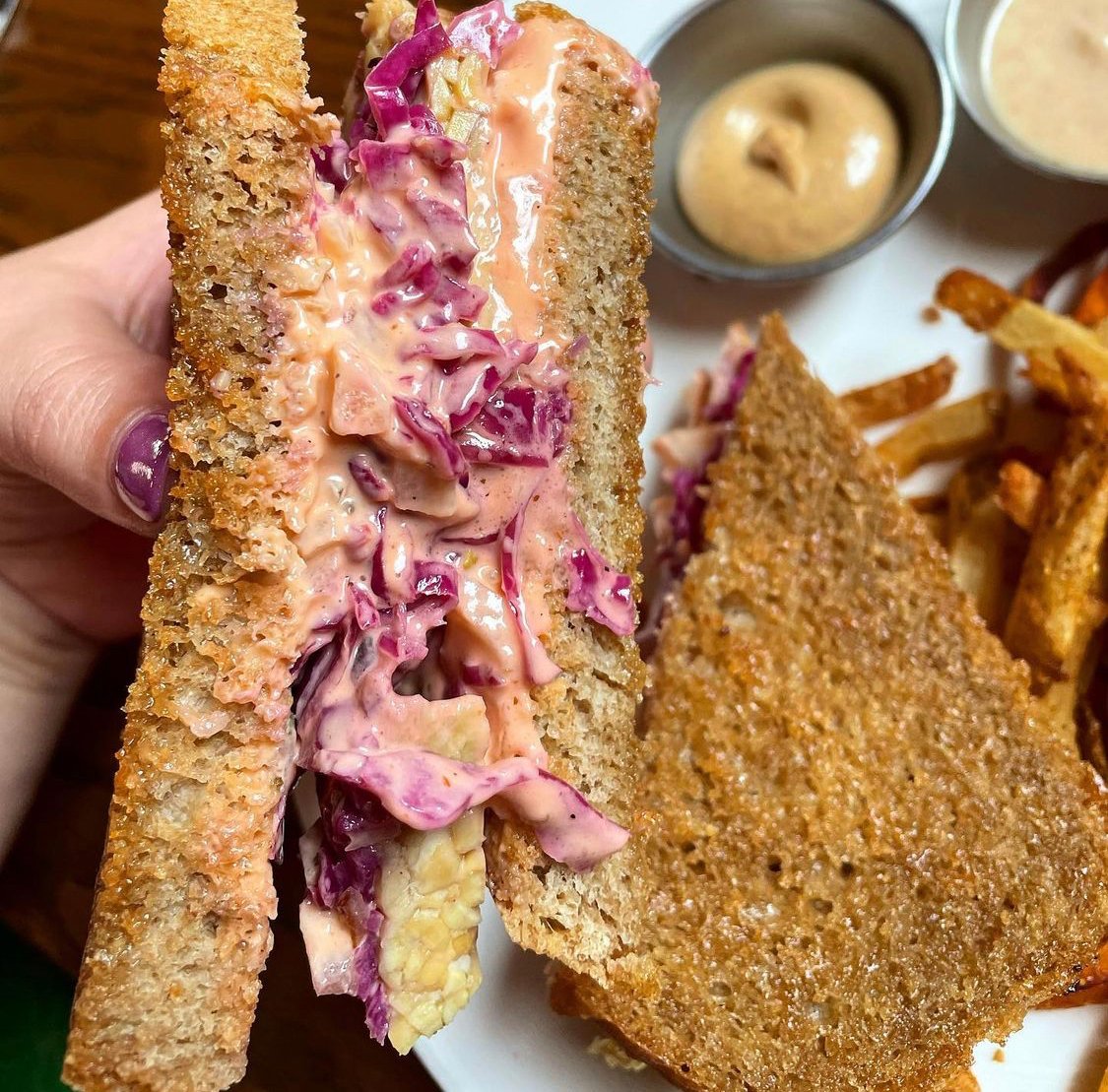 vedgecousa's tweet photo. Are you looking for vegan reuben? 👀
@trumpet_blossom in Iowa City has it and it's made with tempeh, pickled cabbage, and onions with 1000 island dressing drizzled over house-made grilled bread🤤
📸 @uprootedfoodie on IG
#veganreuben #vegansandwich #veganlunch #veganmidwest https://t.co/V6Io8PsKfE