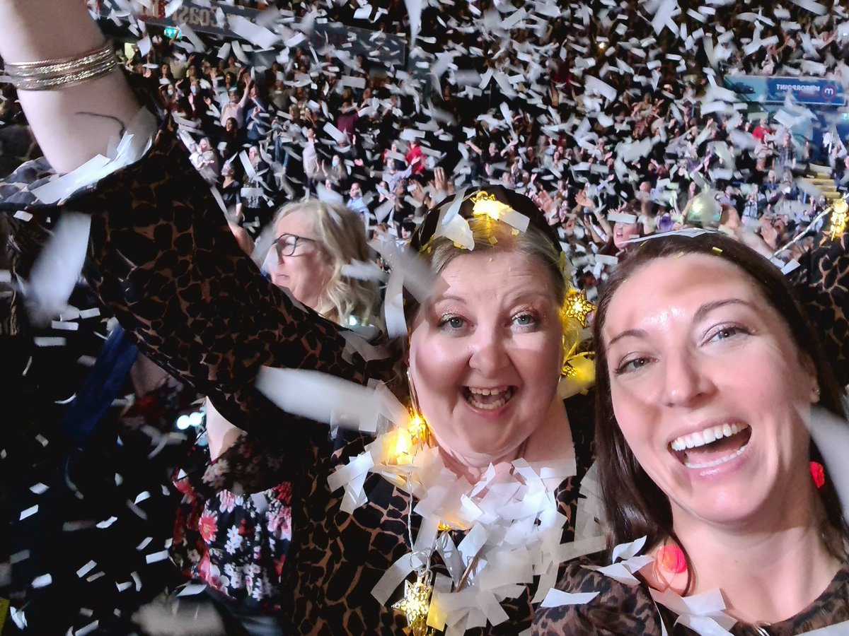 Amazing show in Nottingham <a href="/GaryBarlow/">Gary Barlow</a> You can never have too much Ticker Tape! 😀 #happyplace

<a href="/ClaireLGTweets/">Claire LG🏴󠁧󠁢󠁳󠁣󠁴󠁿🇪🇺Last AMLS Girl GBSolo18</a> <a href="/Di_Baillie/">Diane Baillie❤️ǂ⃝⃝⃝⃝</a>