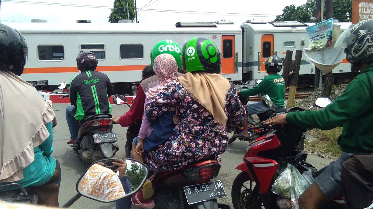 iLuT_25's tweet photo. Biar gak ketawa sendiri... 
Ini penumpangnya babang ojol GRB misah pakai motor sendiri atau penumpangnya GRB juga narik penumpang lain dari ojol GJK ... sdgkan bang ojol GRB naik motor sendirian... Atau krna penumpang lnya sekeluarga jd disuruh bw motor sendiri...  Hehe https://t.co/qbwEednbra