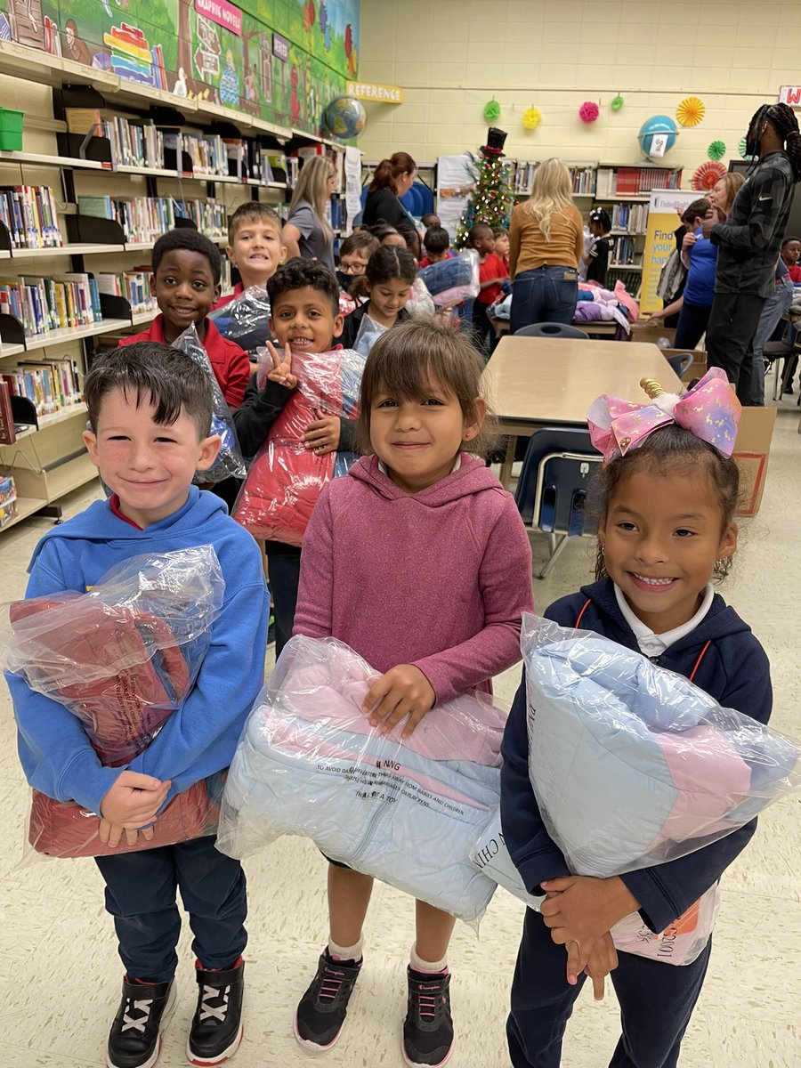 VillageEastEle1's tweet photo. Thank you to UnitedHealthCare for donating coats to all of our kids! Having Marquez Callaway help distribute the coats and meet with our students was amazing! #VESIndians #TPSDPride #WhoDatNation https://t.co/wSrFQNoFsw