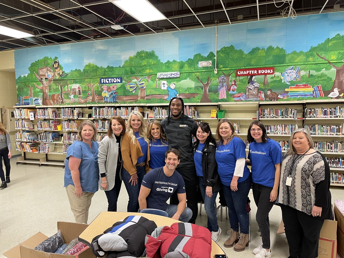 VillageEastEle1's tweet photo. Thank you to UnitedHealthCare for donating coats to all of our kids! Having Marquez Callaway help distribute the coats and meet with our students was amazing! #VESIndians #TPSDPride #WhoDatNation https://t.co/wSrFQNoFsw