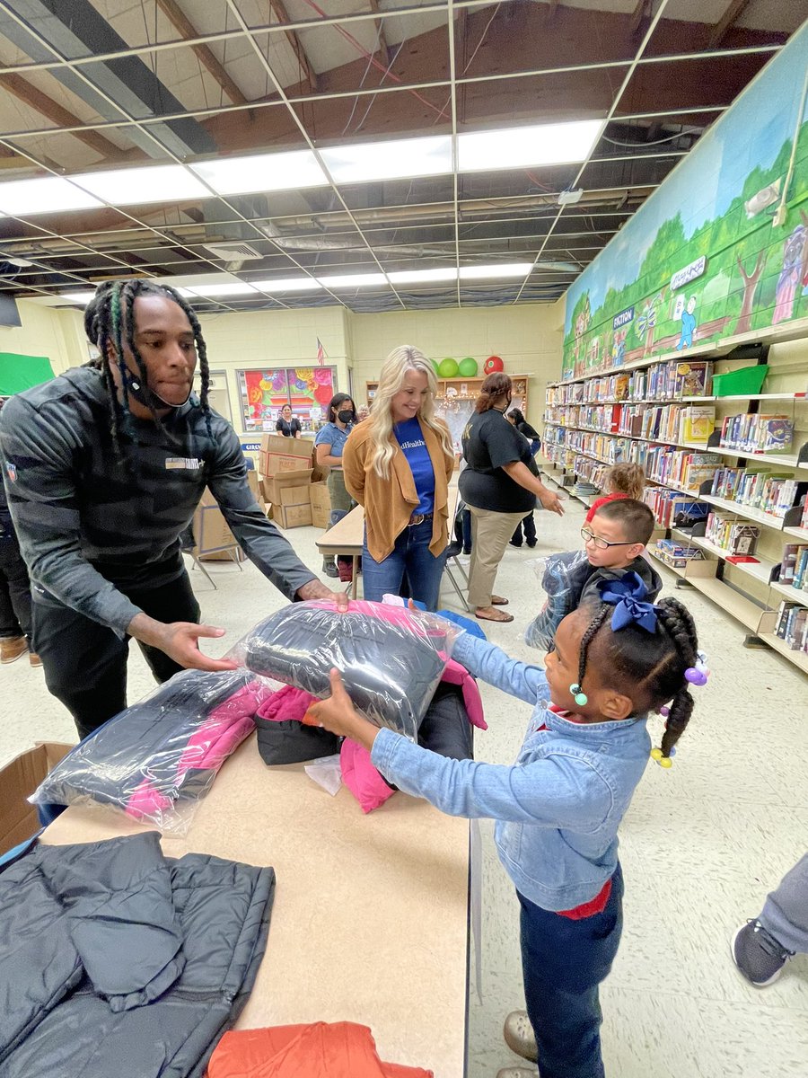 VillageEastEle1's tweet photo. Thank you to UnitedHealthCare for donating coats to all of our kids! Having Marquez Callaway help distribute the coats and meet with our students was amazing! #VESIndians #TPSDPride #WhoDatNation https://t.co/wSrFQNoFsw