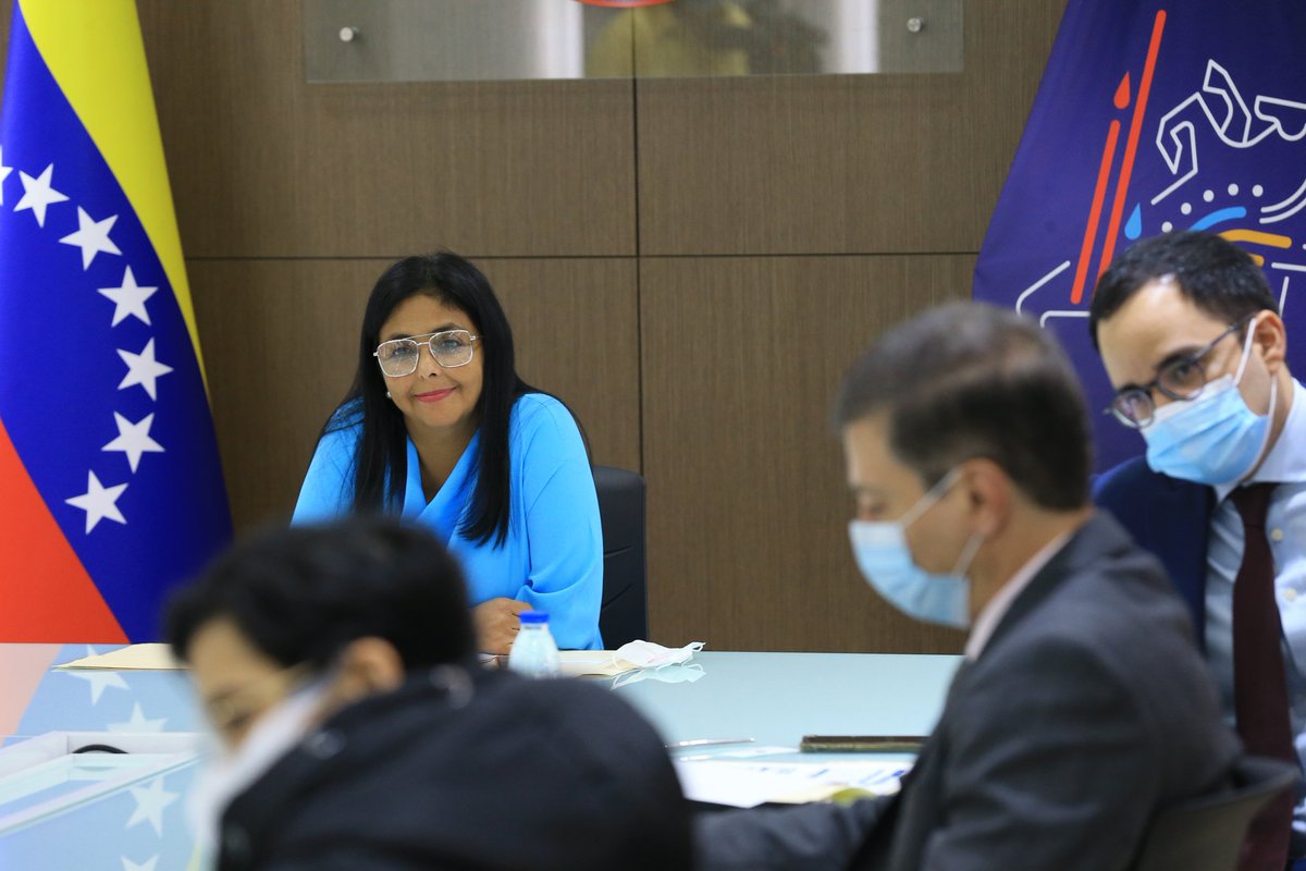 ViceVenezuela's tweet photo. #EnFotos || Dando cumplimiento a las indicaciones del Pdte. @NicolasMaduro, este martes la Vicepdta. @delcyrodriguezv lideró una reunión con los representantes de la cartera productiva, a fin de revisar los financiamientos dirigidos a la producción de alimentos.

#7Dic https://t.co/usg7NB1sS5