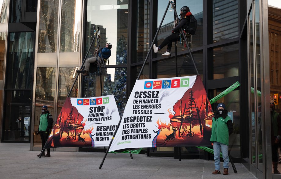 GreenpeaceCA's tweet image. UPDATE: We asked @RBC CEO David McKay to come down from his tower today to hear stories of climate impacted communities.

He didn&apos;t show up. #FossilBanks care more about profits than people.

But we won&apos;t quit until they hear us. Keep the pressure on &amp;gt;&amp;gt; act.gp/3ItZKDX