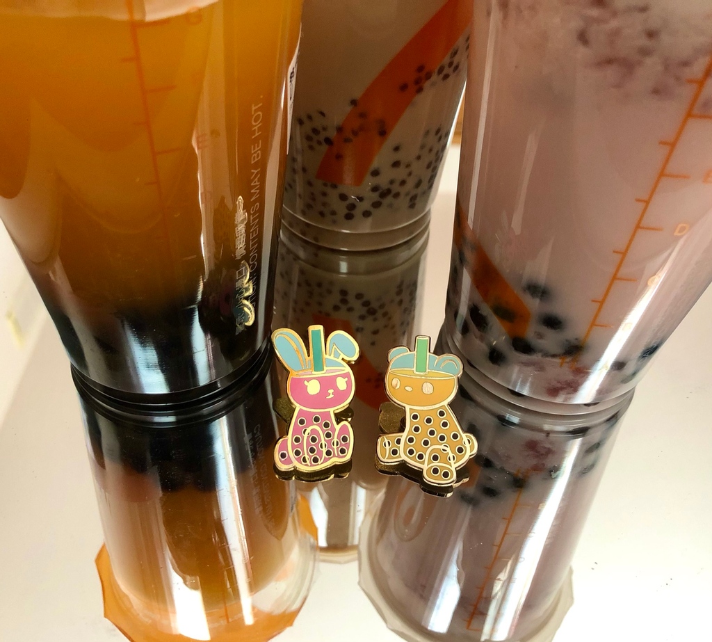 BaeBoba1's tweet photo. Having a relaxing time working from home with my favourite beverages :3

#enamelpin #bubbletea #cuteart #cutefood #hardenamelpin #bobatea #bunny #bear #cutechibi #kawaiiaesthetic #asianfood #beverage #foodart 
#pinlover #pinart https://t.co/xd5MhFfkdJ