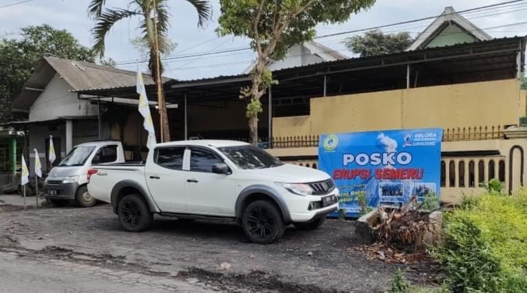 endykurniawan's tweet image. POSKO (POS KOLABORASI) @partaigeloraid &amp;amp; #bluehelmet siap beroperasi hari ini (Rabu, 8/12/21).

Monggo mampir untuk rehat atau mengamanahkan bantuan. Juga relawan bencana &amp;amp; penyintas yang perlu tempat untuk pijit &amp;amp; ngopi2.

Lokasi jalan raya Candipuro 
goo.gl/maps/PvL82FJwJ…