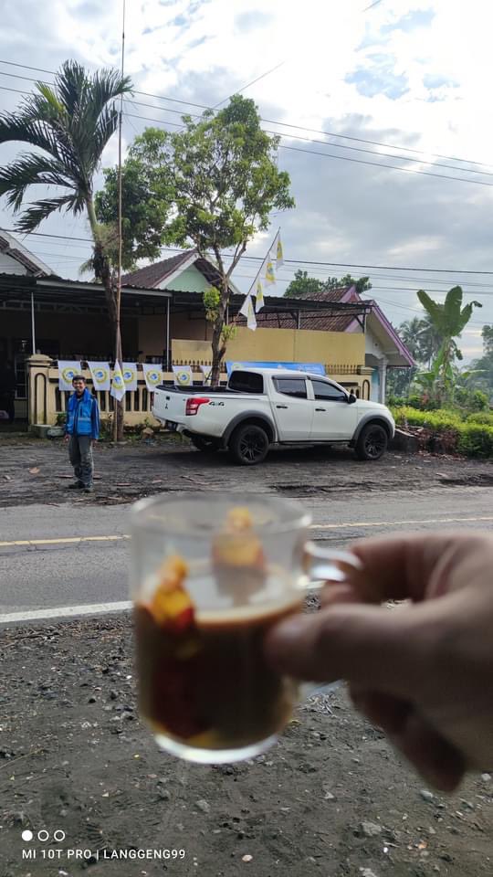 endykurniawan's tweet image. POSKO (POS KOLABORASI) @partaigeloraid &amp;amp; #bluehelmet siap beroperasi hari ini (Rabu, 8/12/21).

Monggo mampir untuk rehat atau mengamanahkan bantuan. Juga relawan bencana &amp;amp; penyintas yang perlu tempat untuk pijit &amp;amp; ngopi2.

Lokasi jalan raya Candipuro 
goo.gl/maps/PvL82FJwJ…