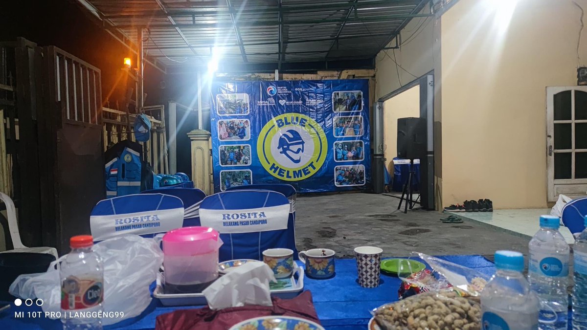 endykurniawan's tweet image. POSKO (POS KOLABORASI) @partaigeloraid &amp;amp; #bluehelmet siap beroperasi hari ini (Rabu, 8/12/21).

Monggo mampir untuk rehat atau mengamanahkan bantuan. Juga relawan bencana &amp;amp; penyintas yang perlu tempat untuk pijit &amp;amp; ngopi2.

Lokasi jalan raya Candipuro 
goo.gl/maps/PvL82FJwJ…