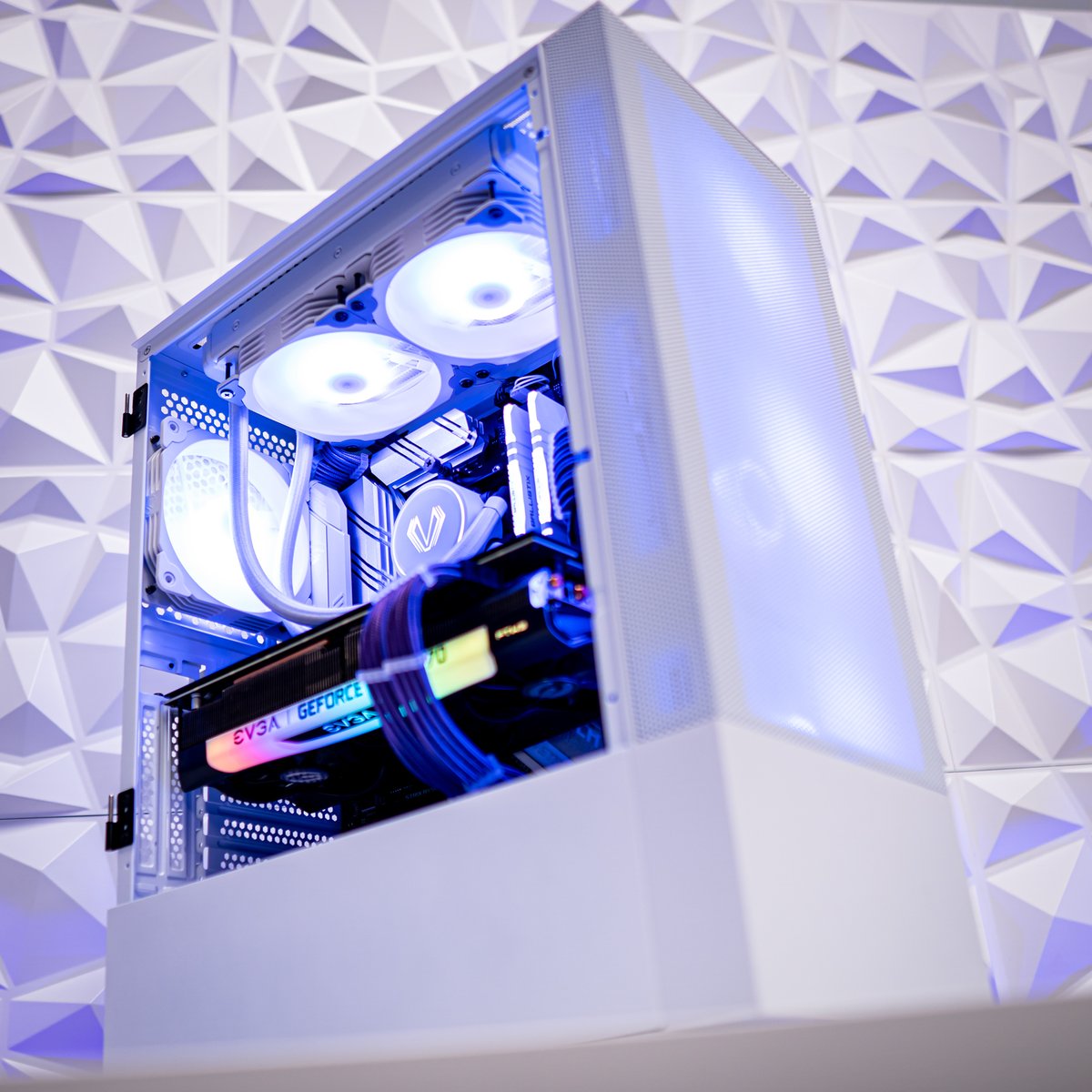 StinceBuilt's tweet image. This build is absolutely fire. 🔥

Who&apos;s NEXT?! ✅
stincebuilt.com/lets-build 

#StinceBuilt #CustomPCs
