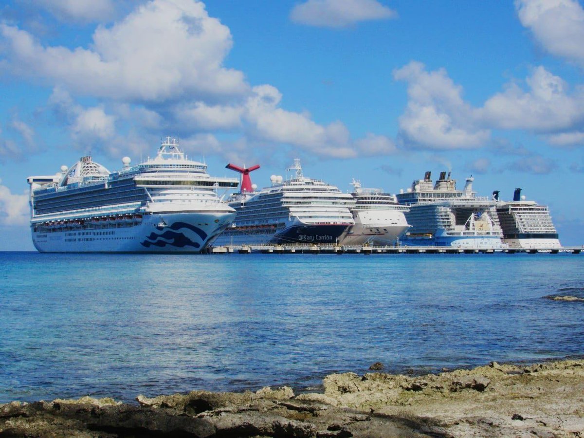CarlosJoaquin's tweet photo. Esta imagen es esperanza pura. ¿Recuerdan que en diciembre del año pasado no había cruceros en #Cozumel? Las familias sufrían por la falta de turismo. Hoy 5 cruceros alineados en el muelle. ¡No bajemos la guardia: vacúnate y sigue los hábitos de salud! #PonteVIVO 📸@karycarrion https://t.co/PJFTuda6E9