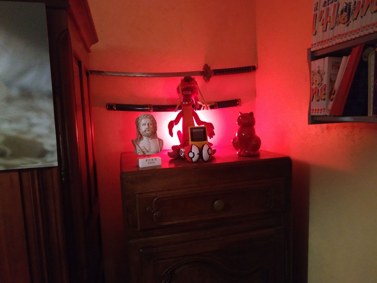 Zeus_02_'s tweet image. éclairage du bled un peu
l&apos;ampoule rouge c&apos;est une ampoule à baïonnette 
et soon le bras de micro
#philipshue #smartlightning