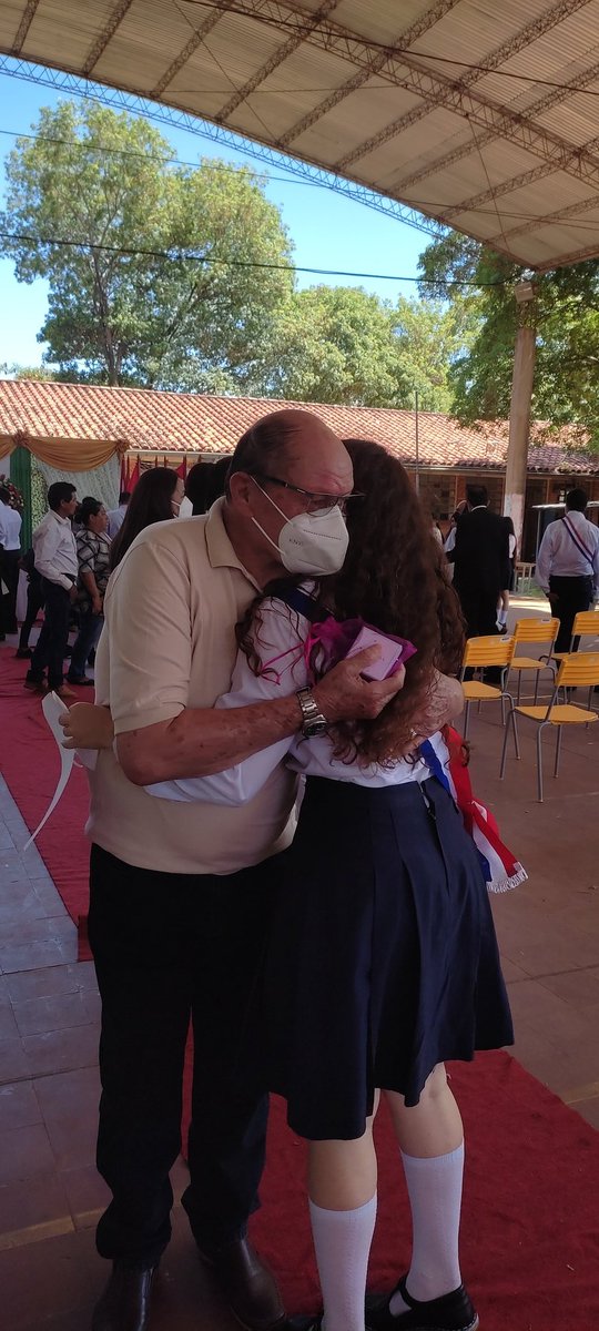 zoeverv's tweet photo. Hoy fue mí colación y mi abuelo se acerca a felicitarme y como regalo me da una cadenita y me dice"no es mucho che reina pero te mereces por todo tu esfuerzo y dedicación. Te regalo el corazón de abuelo". Le amo tanto😭💘 https://t.co/XfCdRdGRkH