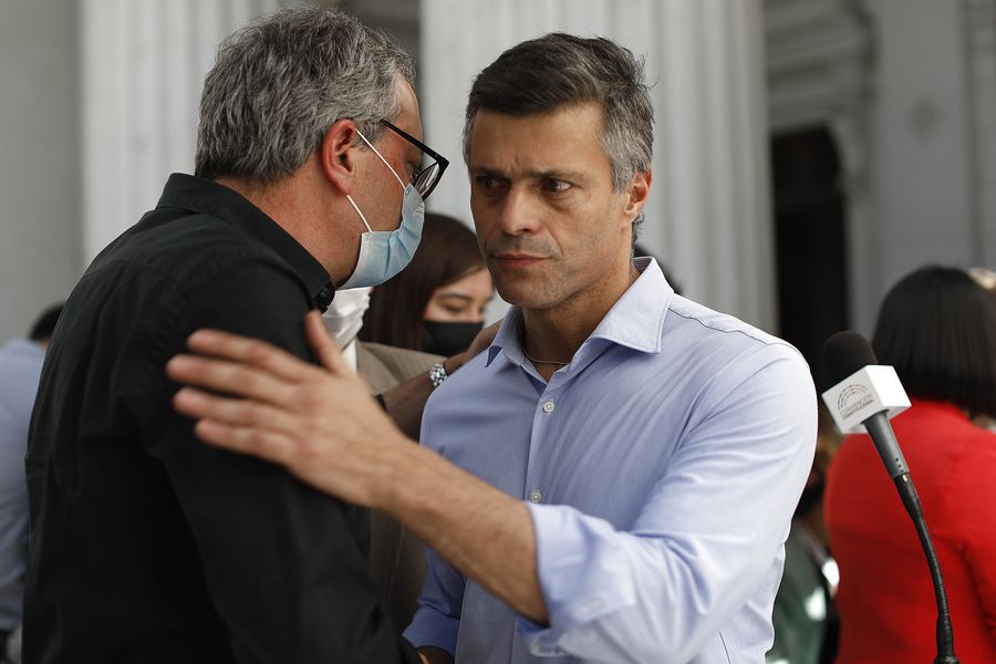 latercera's tweet photo. Leopoldo López se reúne con convencionales de Vamos por Chile: “Vengo de un futuro donde se implementó un nuevo modelo. Que cada quien saque sus conclusiones” https://t.co/UFWRhUGASf https://t.co/iHfw5JreZy