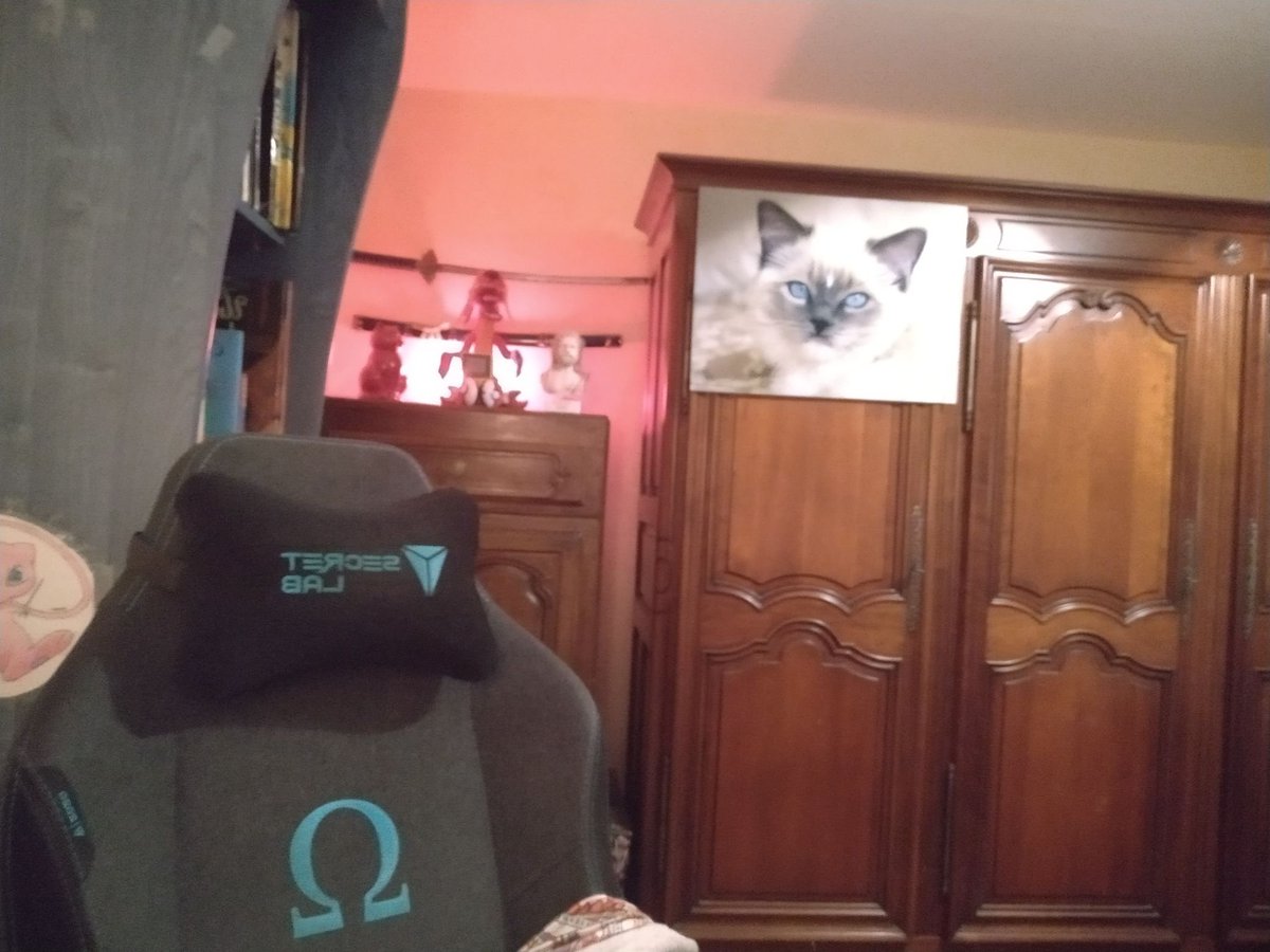 Zeus_02_'s tweet image. éclairage du bled un peu
l&apos;ampoule rouge c&apos;est une ampoule à baïonnette 
et soon le bras de micro
#philipshue #smartlightning