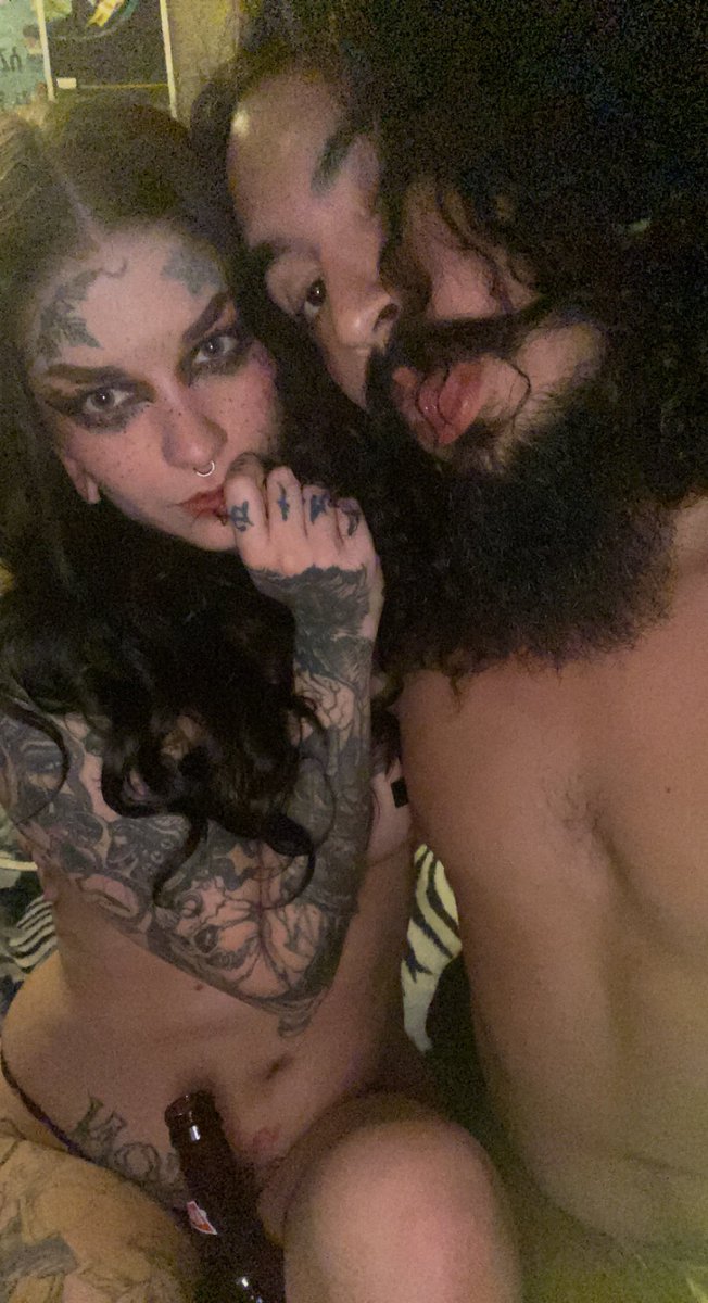 deviant_dark's tweet photo. Poppin bottles with models 🖤🍾🥀 https://t.co/aPf6Q6Da8T