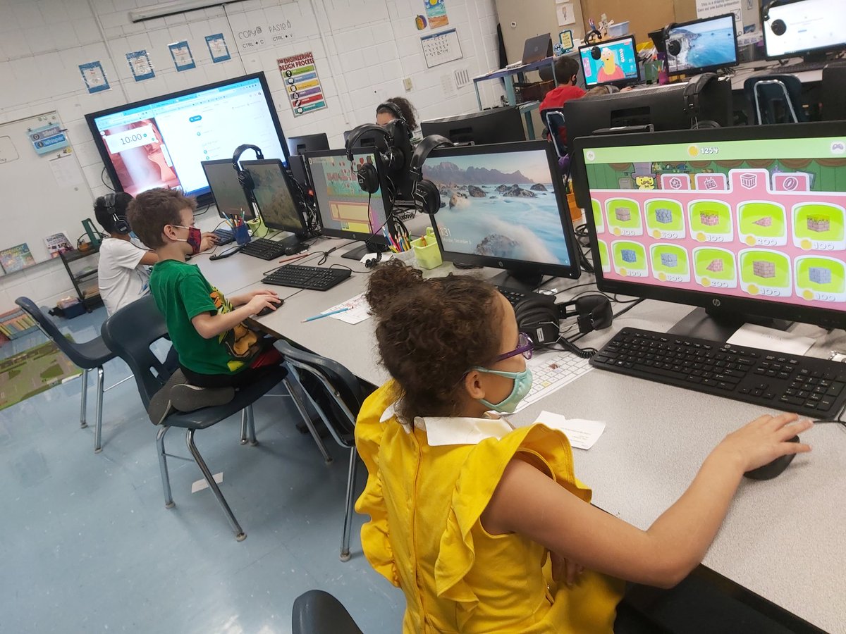 eliseneill's tweet image. #csedweek2021 #csedweek2021photos making games on @codesparkapp