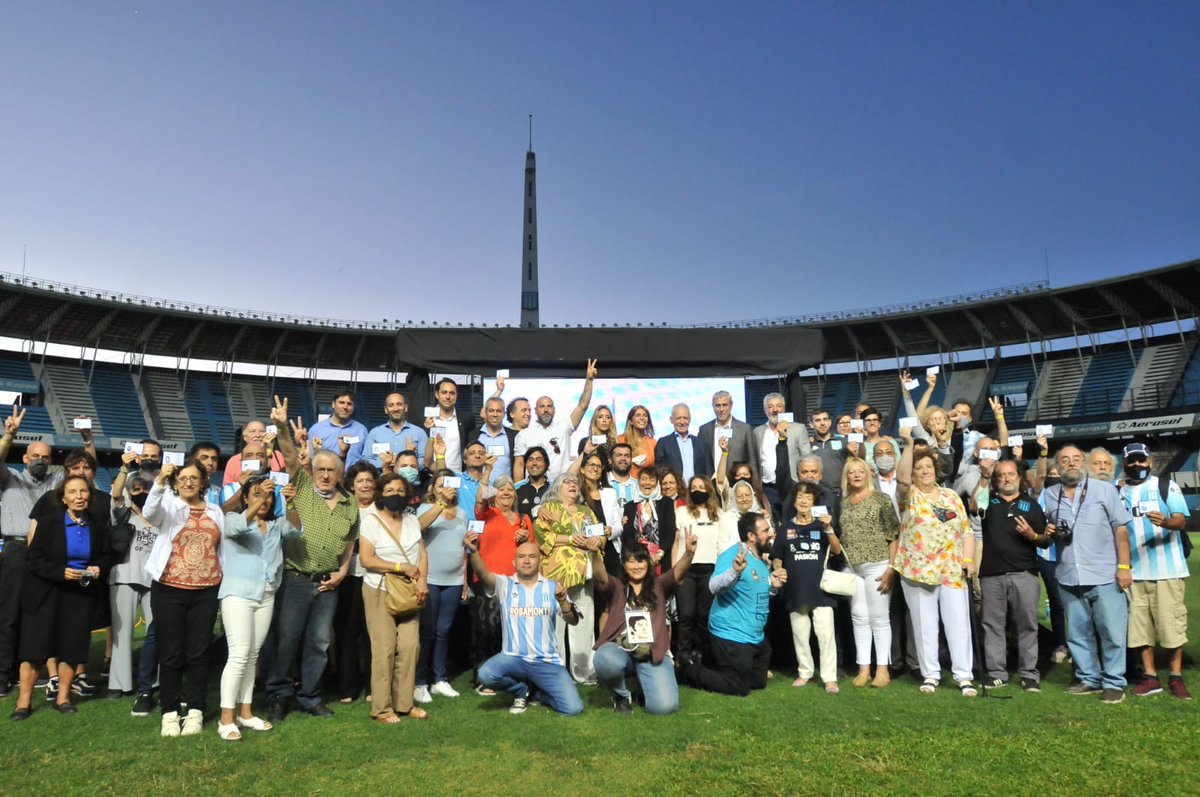 RacingClub's tweet photo. Terminó el acto de restitución histórica de los 46 carnets a familiares de socios e hinchas detenidos - desaparecidos en el Cilindro. 

Todas ellas y todos ellos estuvieron, están y estarán presentes en Racing. Ahora y siempre. 💙🎓

#SociosEternos #RacingClub
#DerechosHumanos https://t.co/mqAelWRXeL