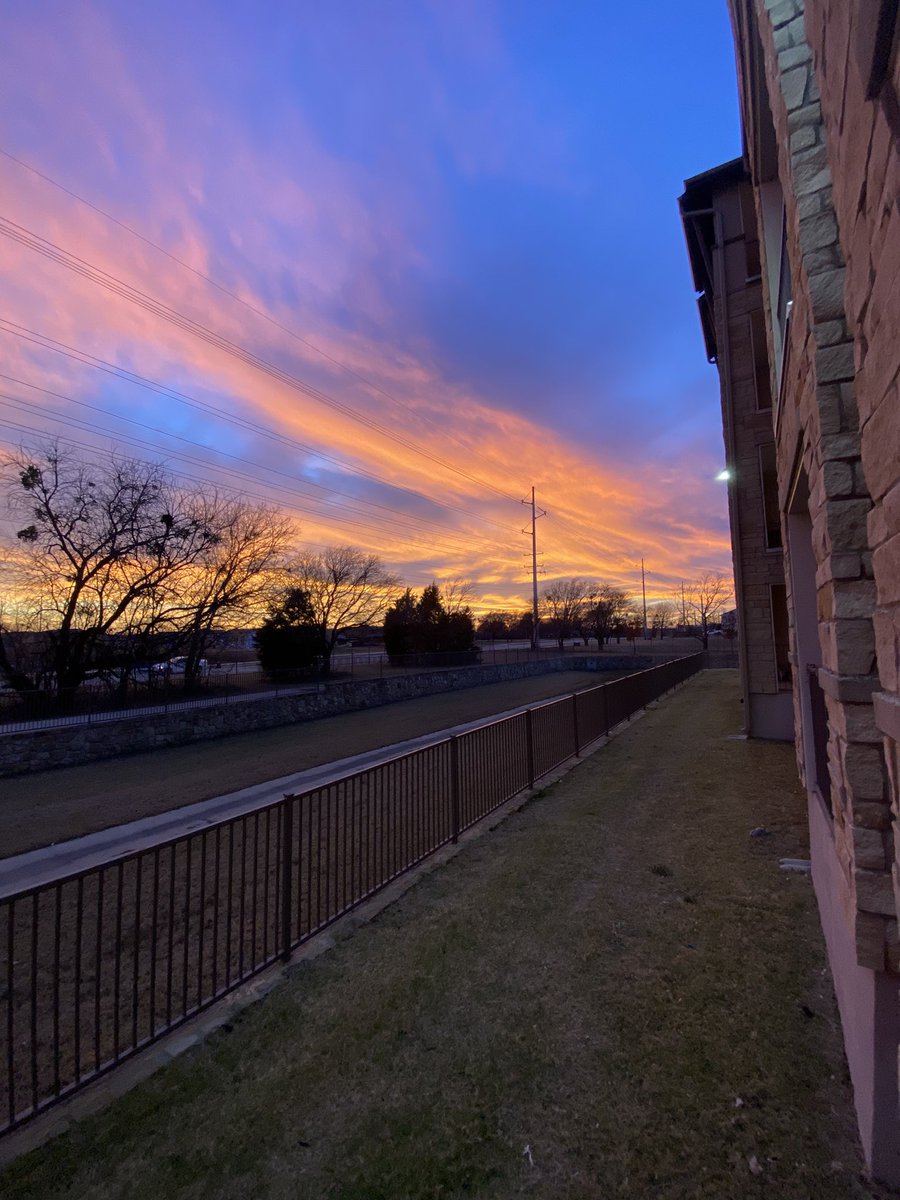 Today I spent 5 hours in front of my computer conducting hearings before going to campus to administer a makeup exam- at least this sunset was waiting me at the end of a busy day!