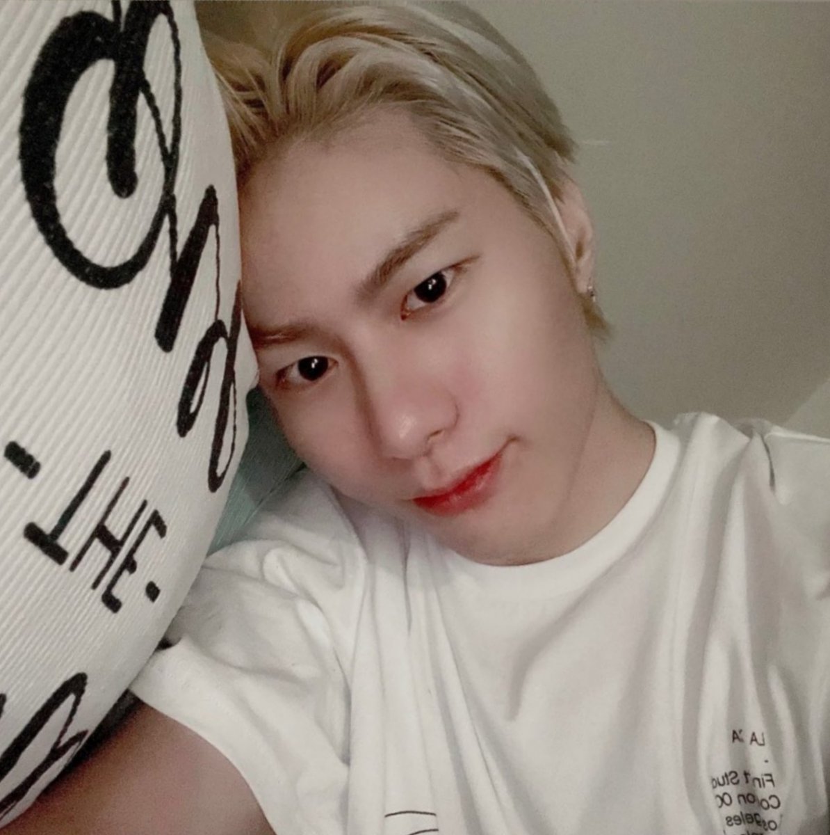 seungsiksbaby's tweet photo. UHHH HAPPY 1.2K FOLLOWERS TO ME??? Ive recieved a few dms of people saying im the reason they got into victon/seungsik (or biased sik/swerved to his lane) sooo thank you so much for that 😆💗 i give you guys blond seungsik as a gift ~ https://t.co/swAnrZnex1