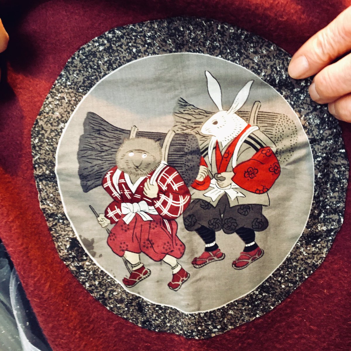 義母のお姉さんのストールが非常に素敵だったので撮らせてもらった かちかち山と舌切 トミイマサコのイラスト