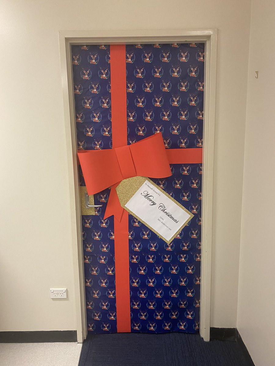 teachlen's tweet photo. The elves visited my office last night #lovewhereyoulearn #HGheroes https://t.co/KXC4npJiSo
