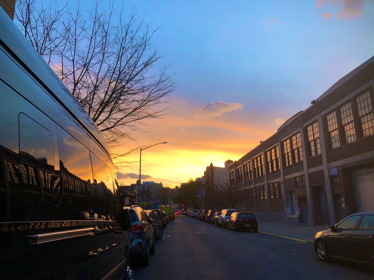 fuelgrannie's tweet photo. why i fight for low rise preservation and development, reason # 1: our sweet queens sky, our industrial swath
#humanscale #queenssky #queens #sunset #nyc #earliestsunsettimenyc https://t.co/7xTqo2wn8w