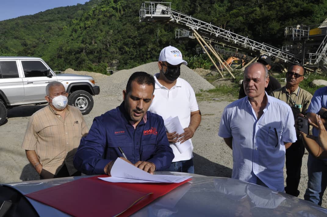Jateranoficial's tweet photo. Motor productivo

Desde #Naiguata hemos firmado la carta de intención con la corporación Vialpa con el objeto de trazar la ruta para una alianza estratégica que permita reactivar las canteras que suministran agregados a nuestras empresas productoras de asfalto. https://t.co/MN3pdsnX7r