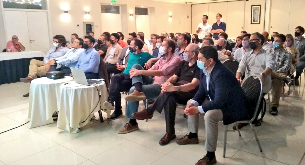 Adeneu's tweet photo. El Clúster @VacaMuertaOk realiza la reunión de balance anual.
Se presentan los avances en la profesionalización de la gestión del espacio y la proyección para 2022.
Participaron los ministros @FLR_NQN y @AlejoMonteiro, y representantes de @PAEArgentina y de #FECENE. https://t.co/0ZU3yIHNk5