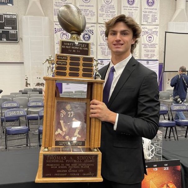 Epic7Midwest's tweet photo. Blue Valley Northwest QB Mikey Pauley is the fourth #Epic7Midwest alum to hoist the Thomas A. Simone Award as the Most Outstanding Player in Kansas City. The future #Huskers freshman joins Arland Bruce IV, Graham Mertz, and Julian Ross. Congratulations Mikey #Epic7FAMILY https://t.co/mMlkuApPpm
