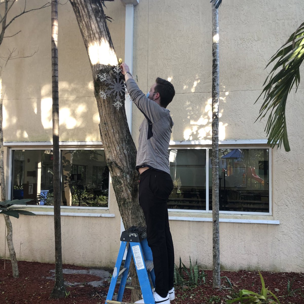 FlaPanthersCARE's tweet photo. Today our #FlaPanthers staff volunteered with @BrwdPartnership to assist with decorating the Central Homeless Assistance Center in Fort Lauderdale, which houses people and families experiencing homelessness, for the holiday season. 🎄❤️🔔 https://t.co/zbIy6hmRtT