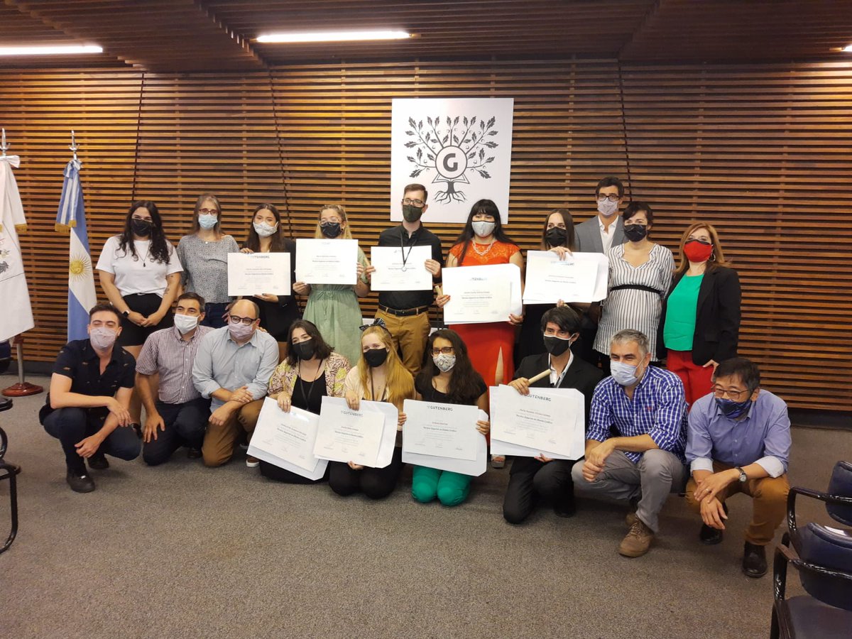 Geminic88's tweet photo. Entrega de diplomas, foto con profes y medalla de la Gutenberg
Con @LasideasFijas Dario Vilchez y Yamila Vilchez #fundaciongutenberg #GraphicDesigner #egresados2020 https://t.co/AvkLiae4du