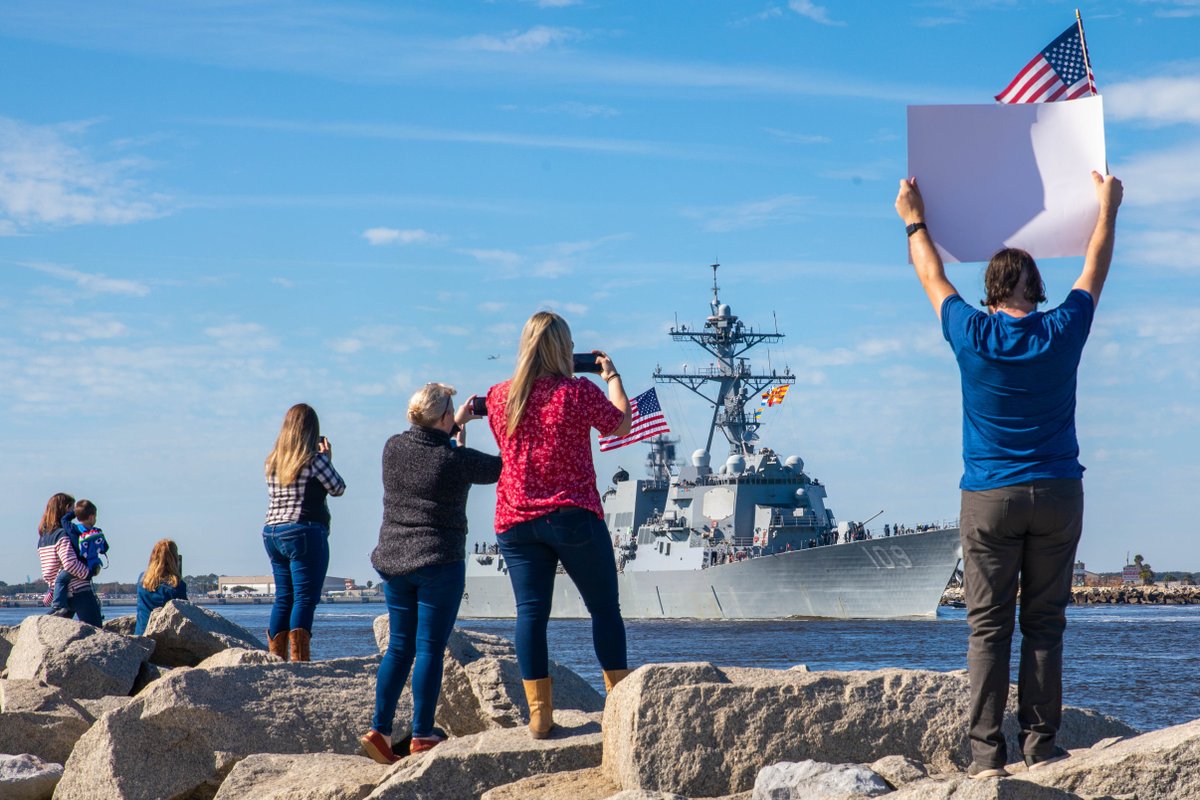 1️⃣ #USSMakinIsland #LHD8 #fltops @USPacificFleet.
2️⃣ #USSPearlHarbor small boat operations @US5thFleet.
3️⃣ #TimorLesteDefenseForce training aboard #USSCharleston @INDOPACOM.
4️⃣ #USSJasonDunham #DDG109 departs @NS_Mayport for deployment @USFleetForces.
go.usa.gov/xefqB