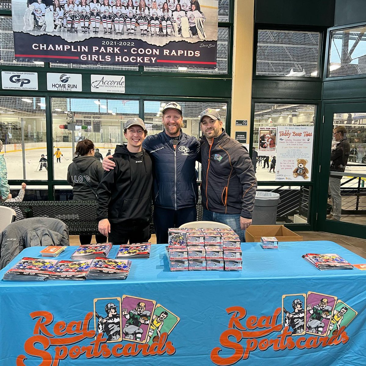 RealBreaksLive's tweet photo. We were honored to team up with the @TheRebelsHockey - Champlin Park Youth Hockey Association (CPYHA) to hand out #Topps NHL sticker books and sticker packs to all the kids trying out hockey. Thanks for having us!😊

We look forward to our continued partnership with #CPYHA! https://t.co/FLh4sF7Tfo