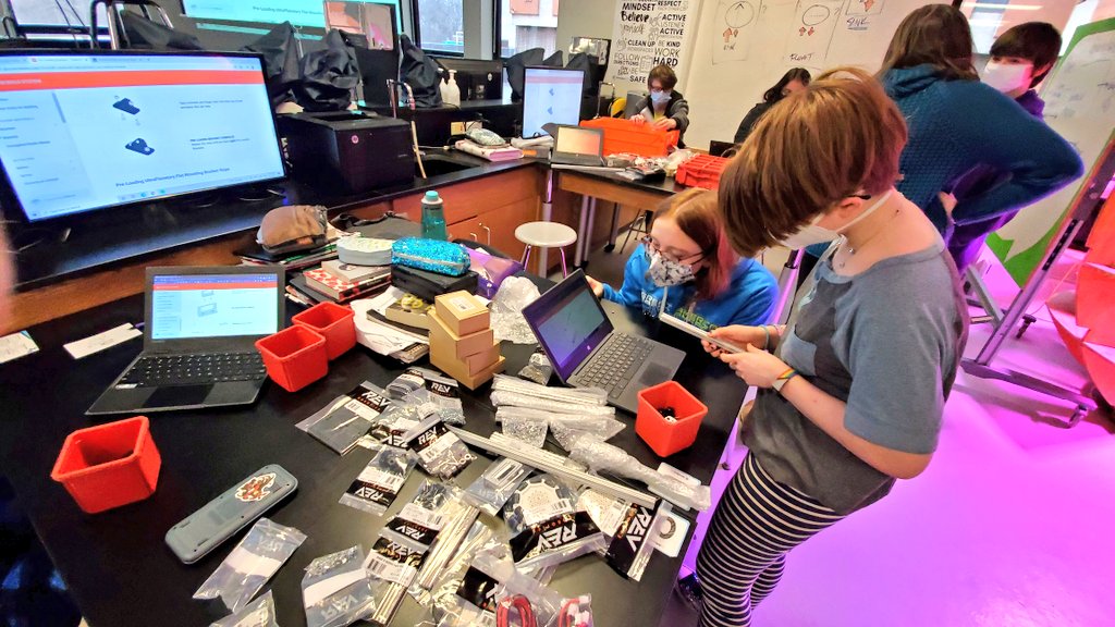 dotsciguy's tweet image. It&apos;s Robot Building Time w/ @StFrancisSDWI Ss.  @REVrobotics @FIRSTweets #ClassPack #omgrobots #stem #STEMeducation #electives