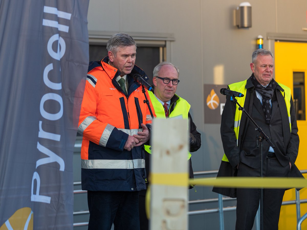 BioenergyIntl's tweet photo. Sweden: 2 months ago, Setra Group &amp; @PreemSverige JV Pyrocell produced its 1st #biomass #pyrolysisoil (https://t.co/LPQjA7ymej). The @BTG_BTL first-of-its-kind plant in SE has been inaugurated at a ceremony (Dec. 7) officiated by stakeholders, suppliers &amp; dignitaries (at -15 C). https://t.co/gxntmLaDHi