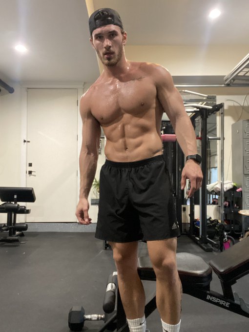 night sesh 😤 https://t.co/AwKDe4G5Jn